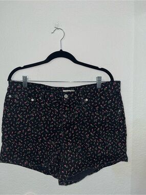 Levi’s Mid-Length Flower Print Shorts